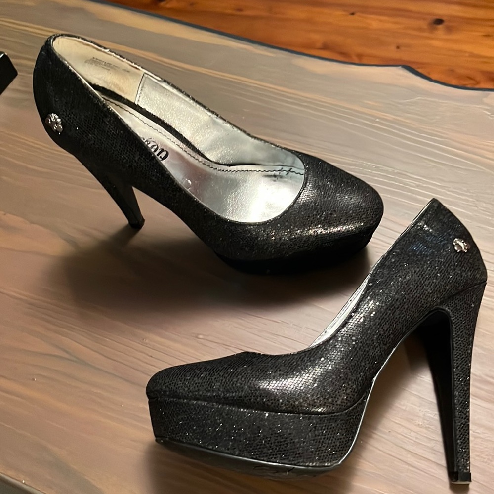 Sparkly black platform pump